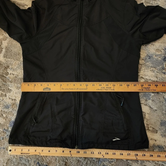 Brooks black running jacket.  Shelter technology.  Full zip.  Women's medium - Picture 15 of 16